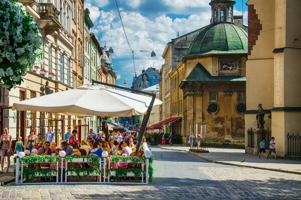 Ulice miasta . Lwów latem. Ukraińcy odpoczywają