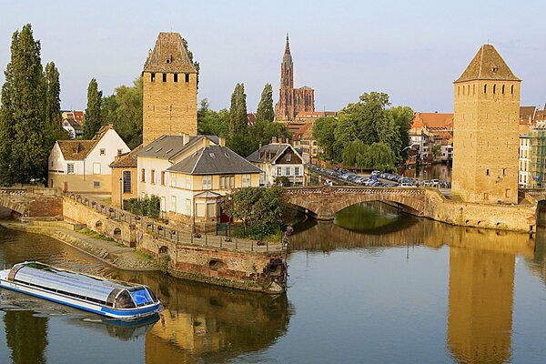 Alte Backsteintürme am Flussufer