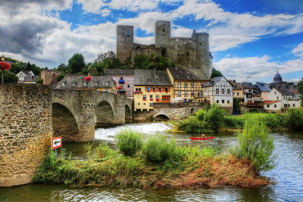 Vue sur la rivière et un ancien château en Allemagne