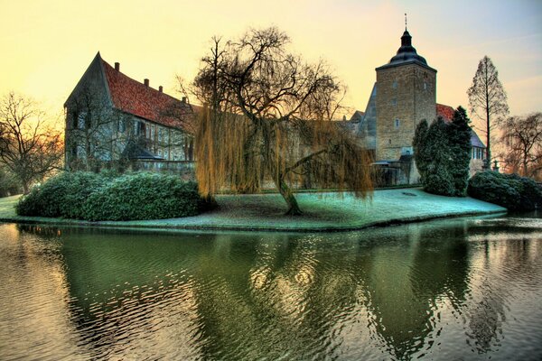 Rivière qui coule près du château