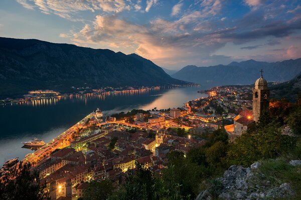 Baie de Kotor de la mer andriatique au Monténégro. Lumière du soir