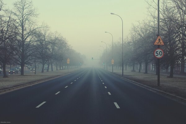 Route dans le brouillard photo matin