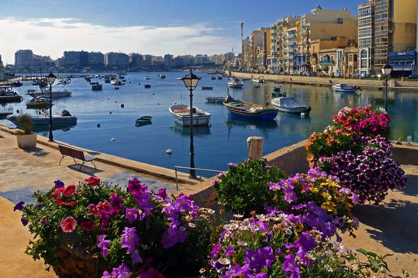 Bateaux sur l eau dans la ville avec des fleurs