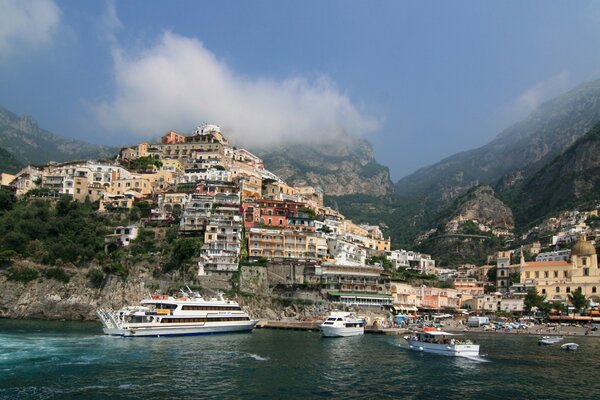 Yacht al largo della costa di Positano in Italia