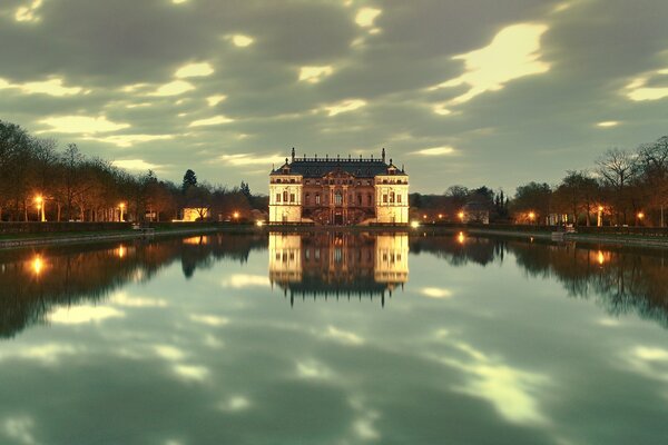 Reflet du château dans le lac. Lanternes au crépuscule