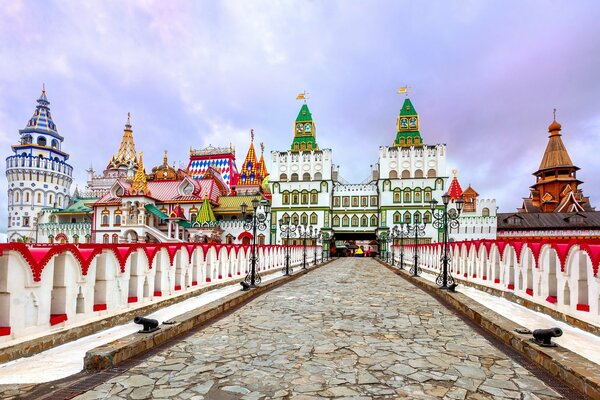 Зубцы Кремля белые и красные