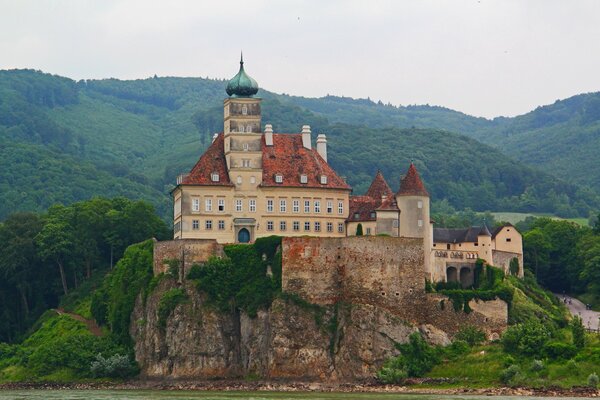 Ancien château dans les montagnes vertes