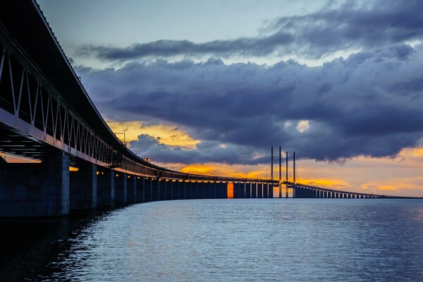 Riesige Brücke im Abendlicht