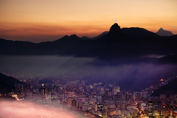 La noche de río de Janeiro a vista de pájaro
