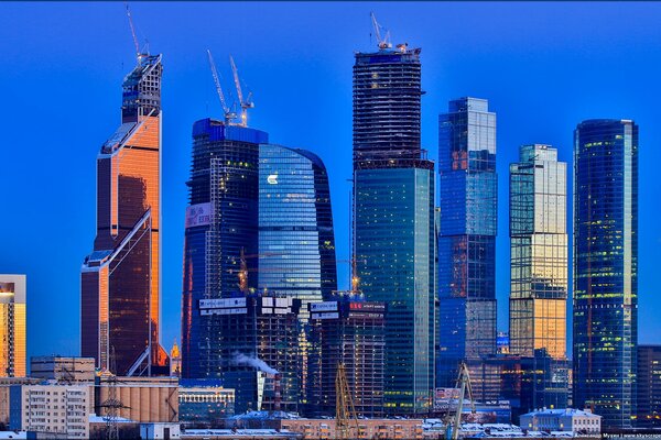 Winter Moskau City auf dem Hintergrund eines blauen Abends