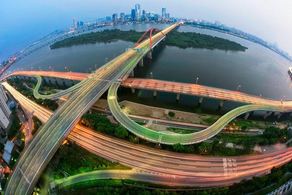 Die Brücke leuchtet in verschiedenen Farben