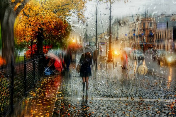Mirando al aire libre bajo la lluvia detrás del cristal