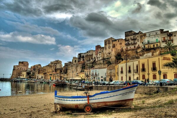 Boot an der Küste von Castellammare del Golfo in Sizilien