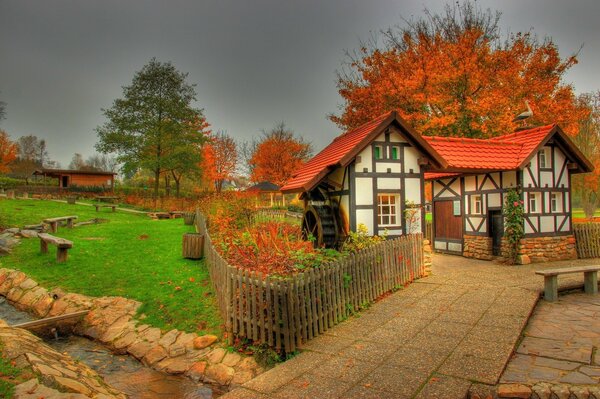 Kleines Haus vor dem Hintergrund der Herbstlandschaft