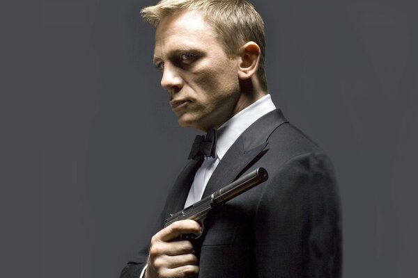 James Bond im Anzug mit einer Pistole