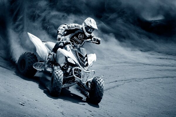 Cool Quad Drifting en el desierto