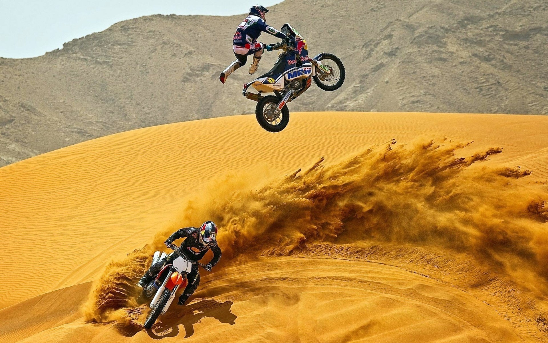 anzug helm motorräder gezeichnet sand wüste