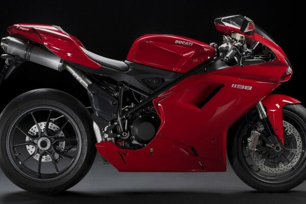 Moto Ducati rossa vista laterale