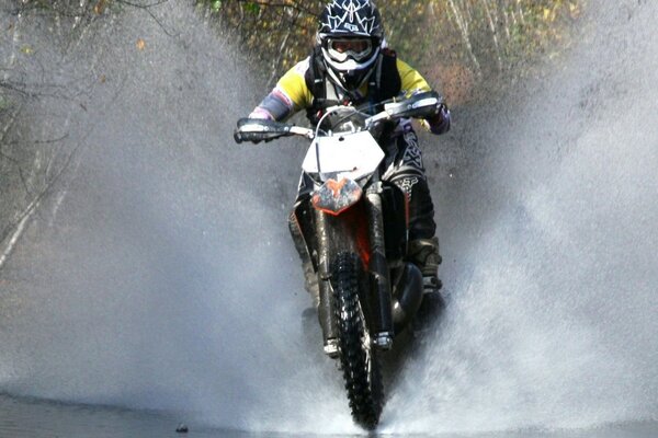 Piloto de moto salta sobre el agua