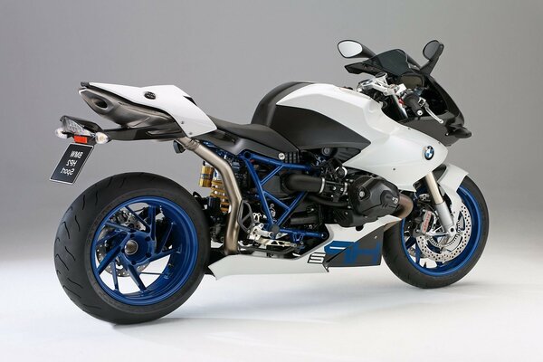 Moto BMW bianco con dischi Blu