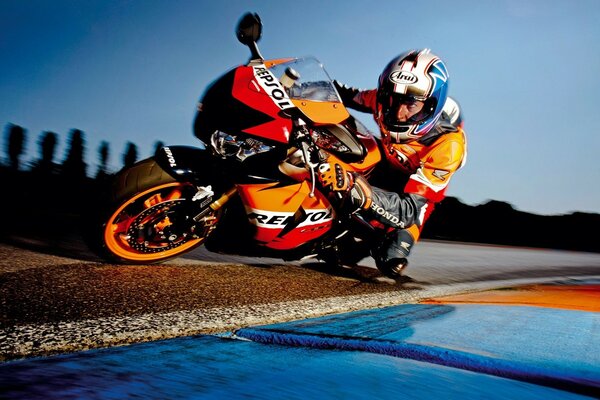 Honda sport moto sur la piste