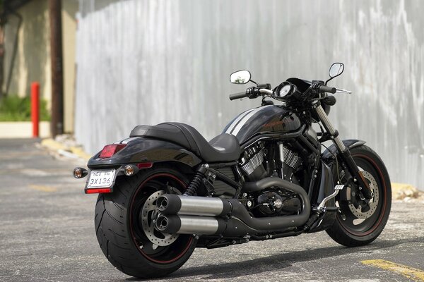 Harley davidson am Zaun abgestellt