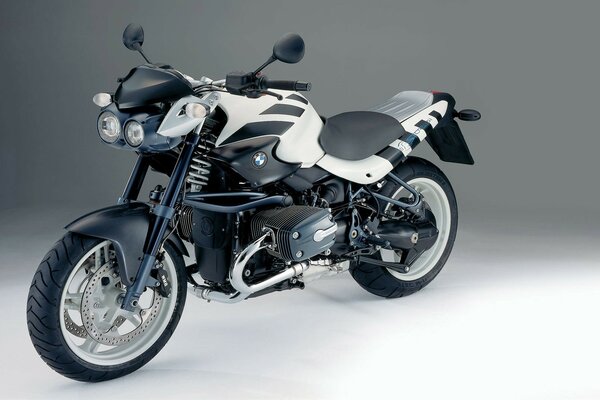 Moto sportiva veloce come una tigre