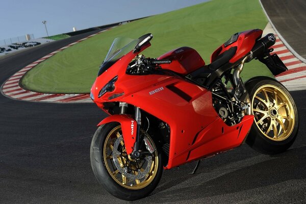 Superbike de color rojo en la pista de carreras