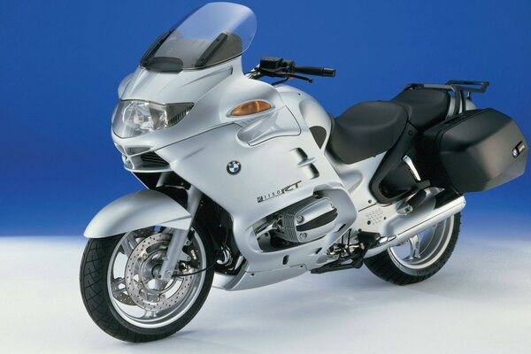 Motocicleta BMW de plata con bolsas de Revista