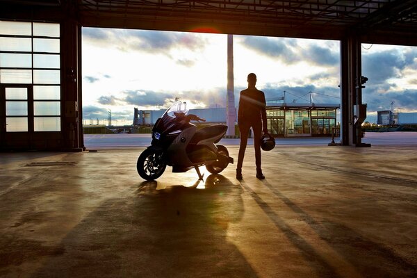 Farbfoto von Motorradfahrer mit Helm