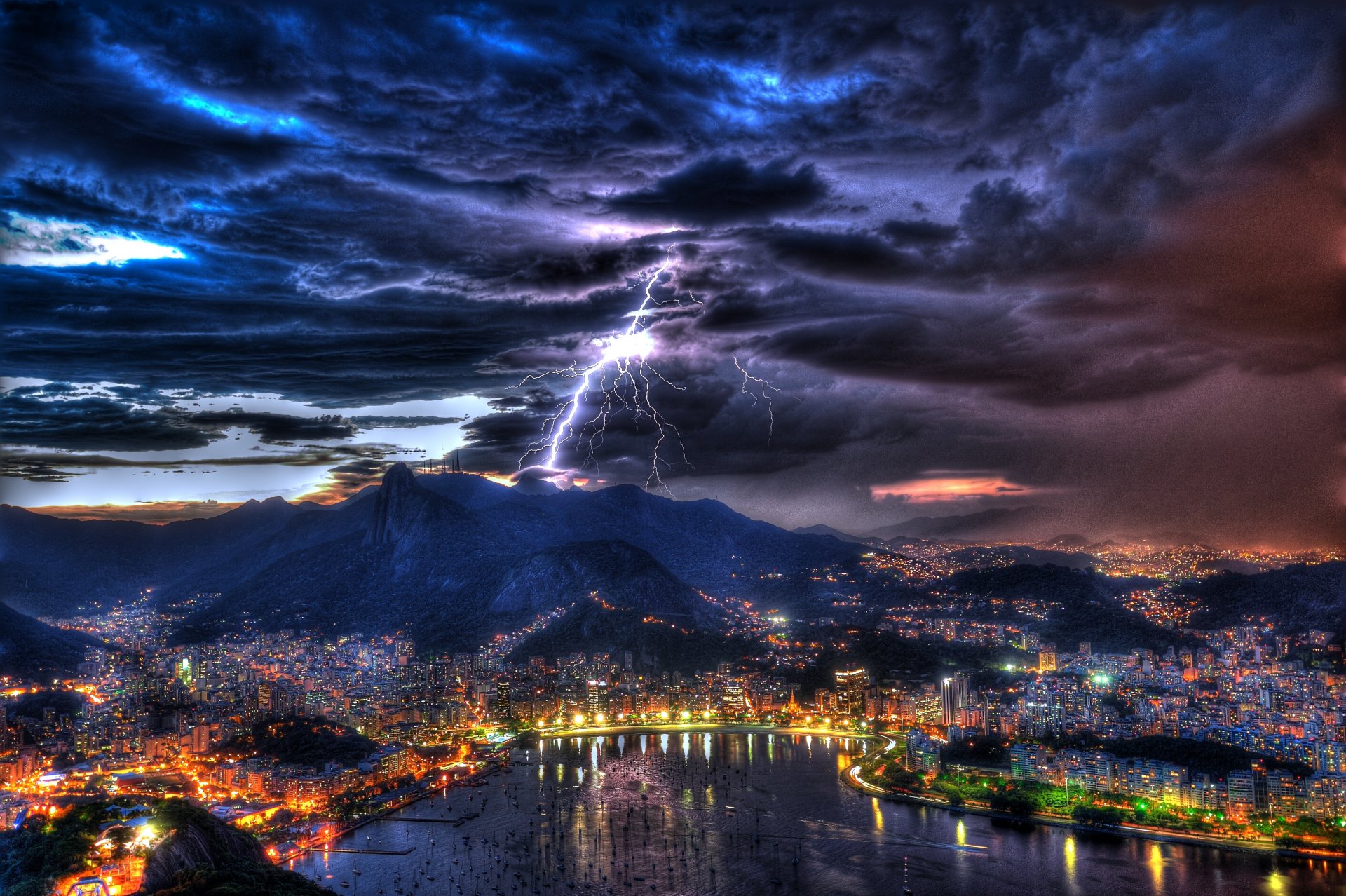 rio de janeiro brasilien landschaft nacht himmel wolken gewitter blitz hafen bucht lichter boote häuser