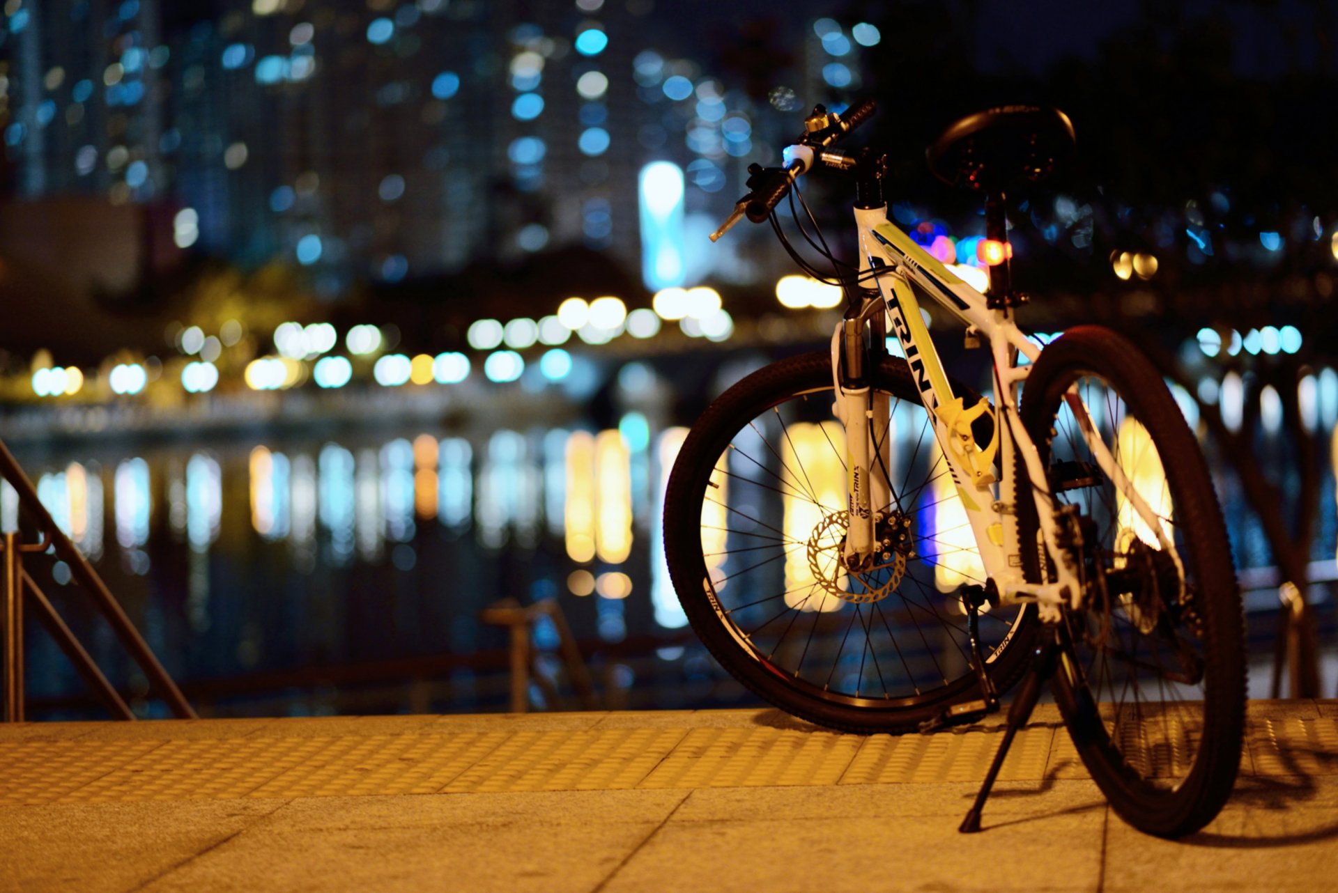 japon ville rue nuit vélo lumières bokeh réflexion