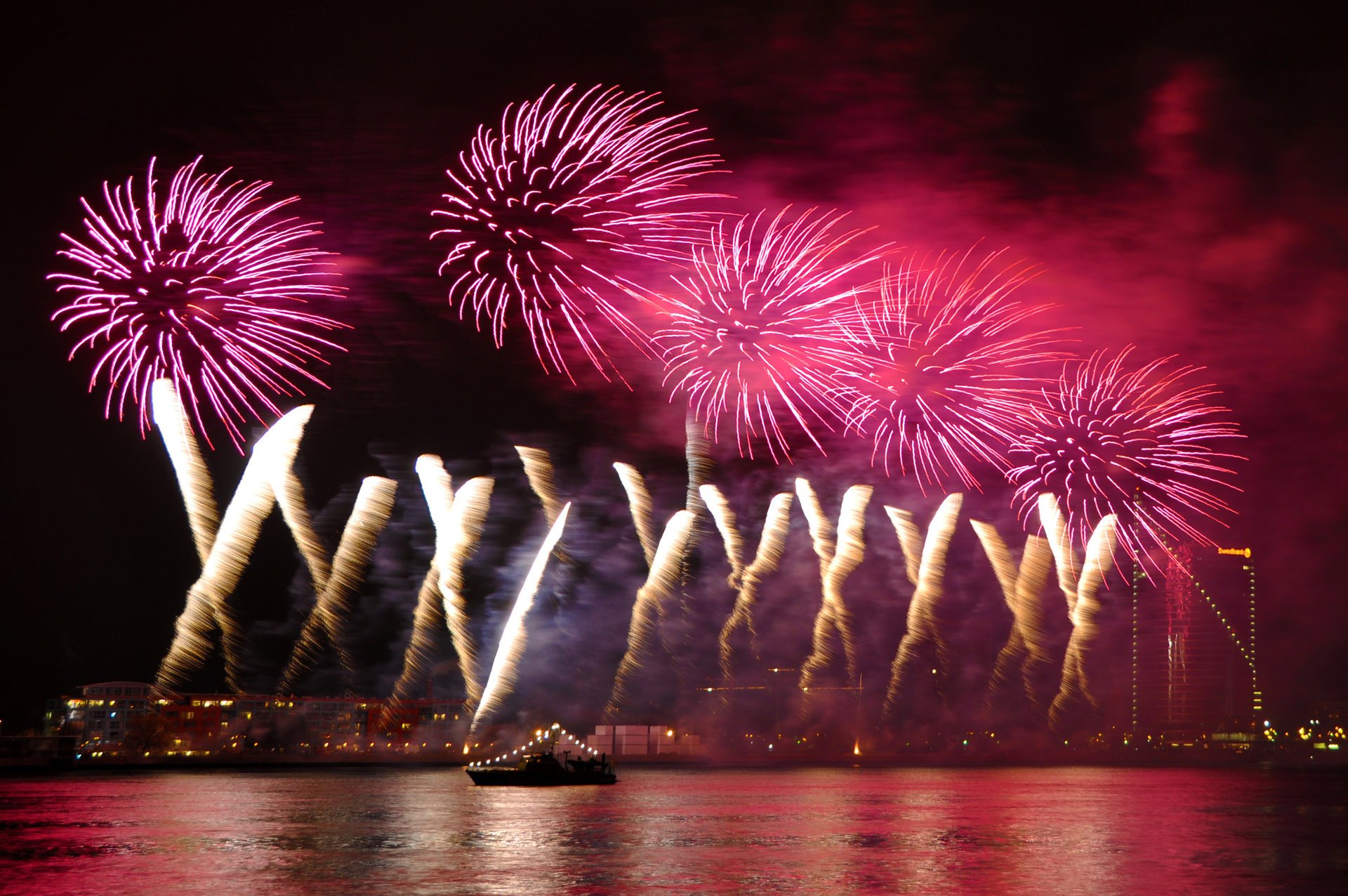 feux d artifice nuit lanternes coloré réflexion eau salut lumières