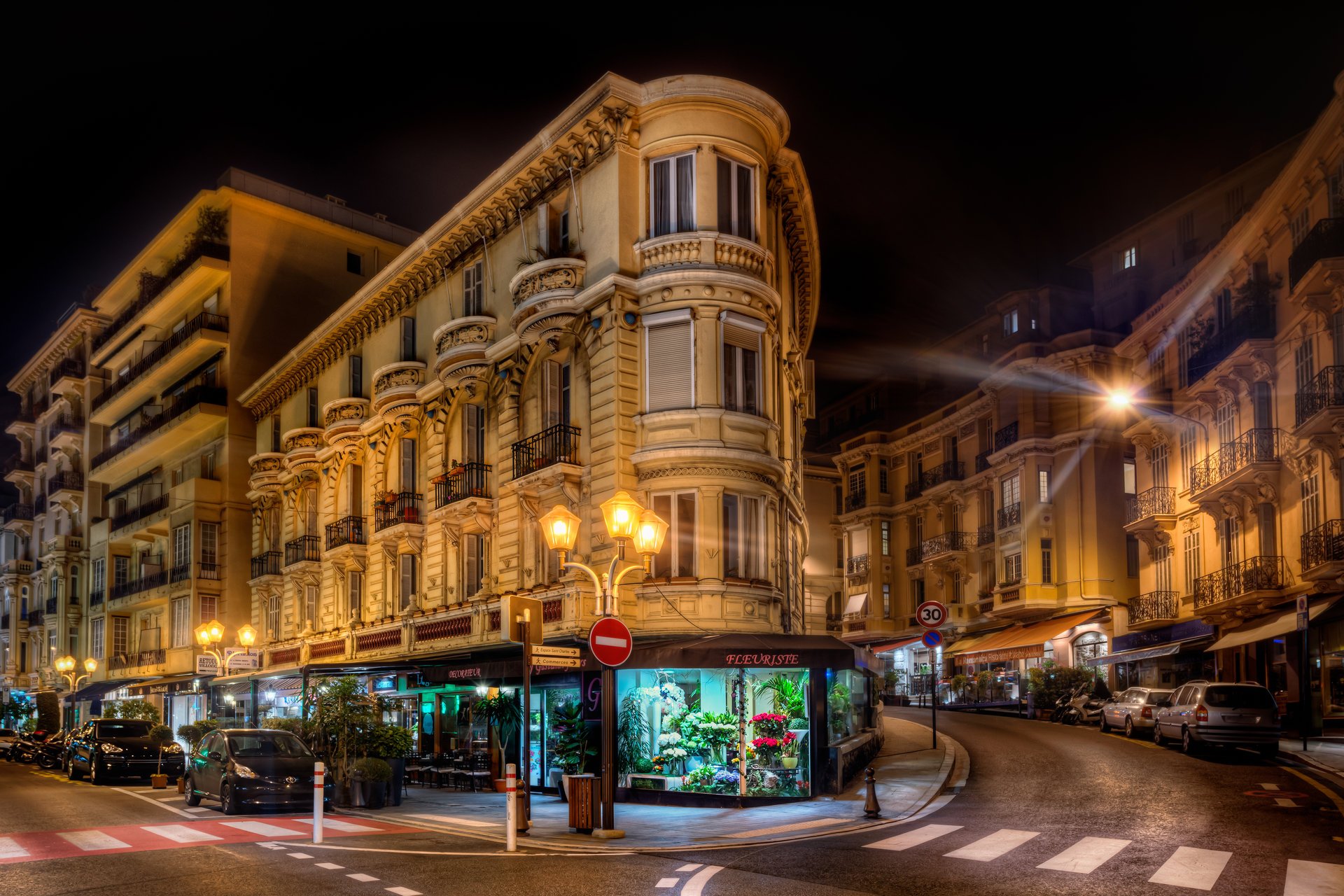 jacob surland monaco nachtstadt beleuchtung laternen licht strahlen gebäude straße drehen autos motorräder parken bürgersteig schaufenster beleuchtung blumenladen