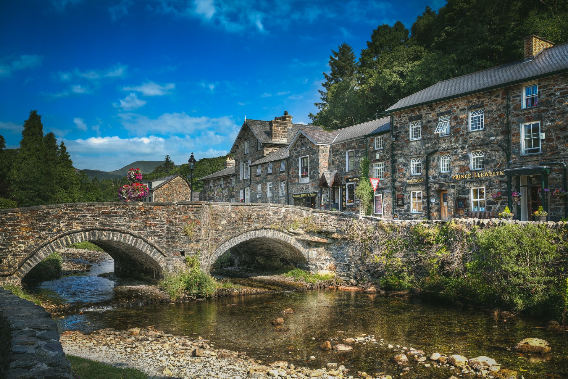 beddgelert snowdonia wales großbritannien glaslyn river england brücke glasslin river gebäude