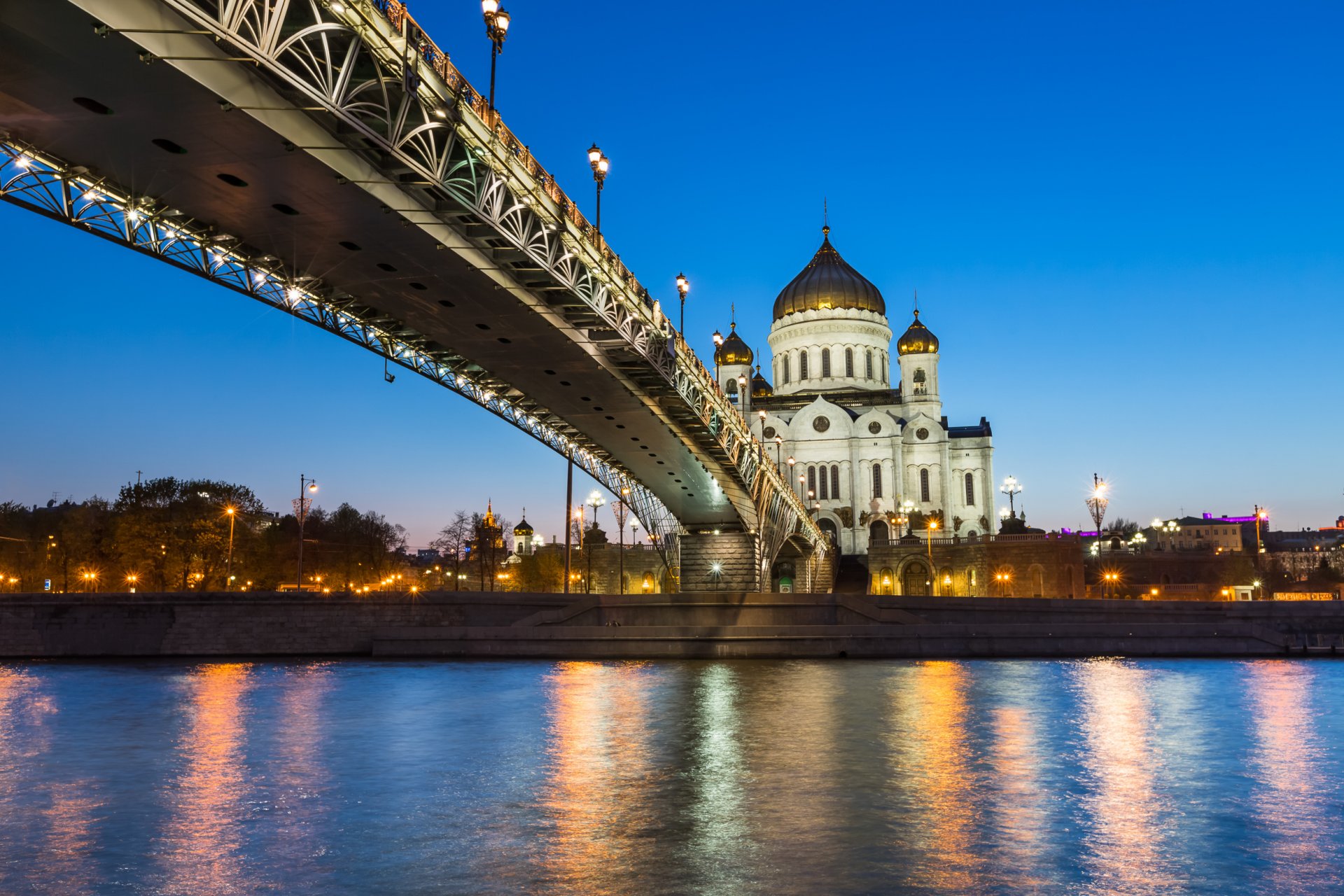 die christus-erlöser-kirche die patriarchenbrücke moskau russland moskau-fluss die promenade von prechisten die brücke der fluss die promenade die kathedrale