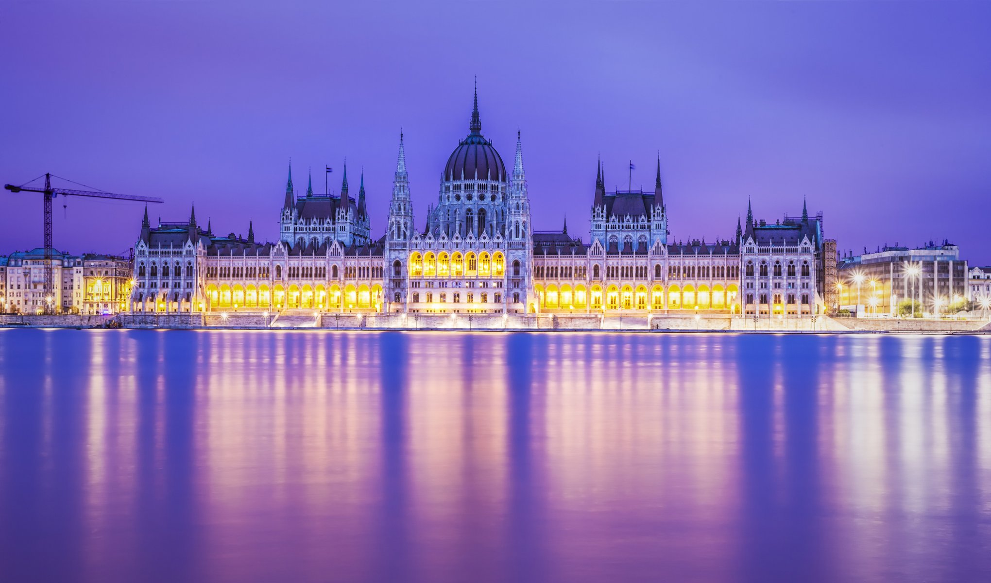 budapeszt budynek parlamentu rzeka wieczór iluminacja architektura