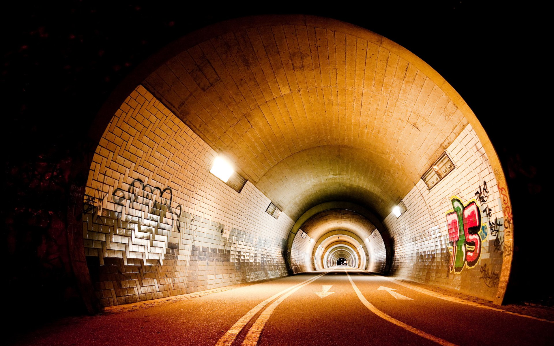 ville tunnel éclairage route graffiti art