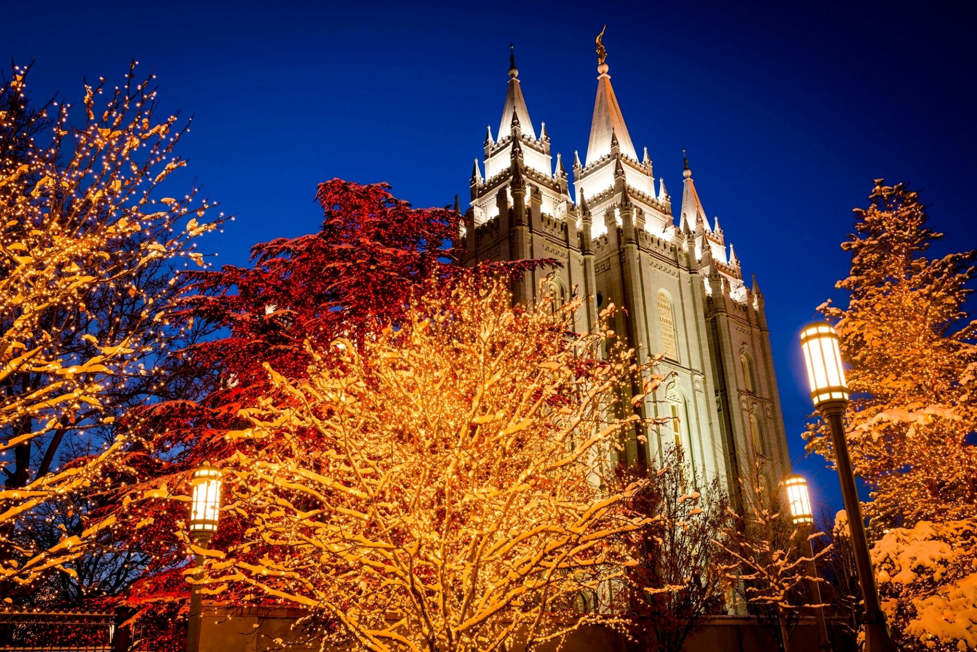 utah tempelplatz salt lake city usa vereinigte staaten von amerika nacht stadt platz kirche winter feiertage bäume lichter girlanden laternen licht