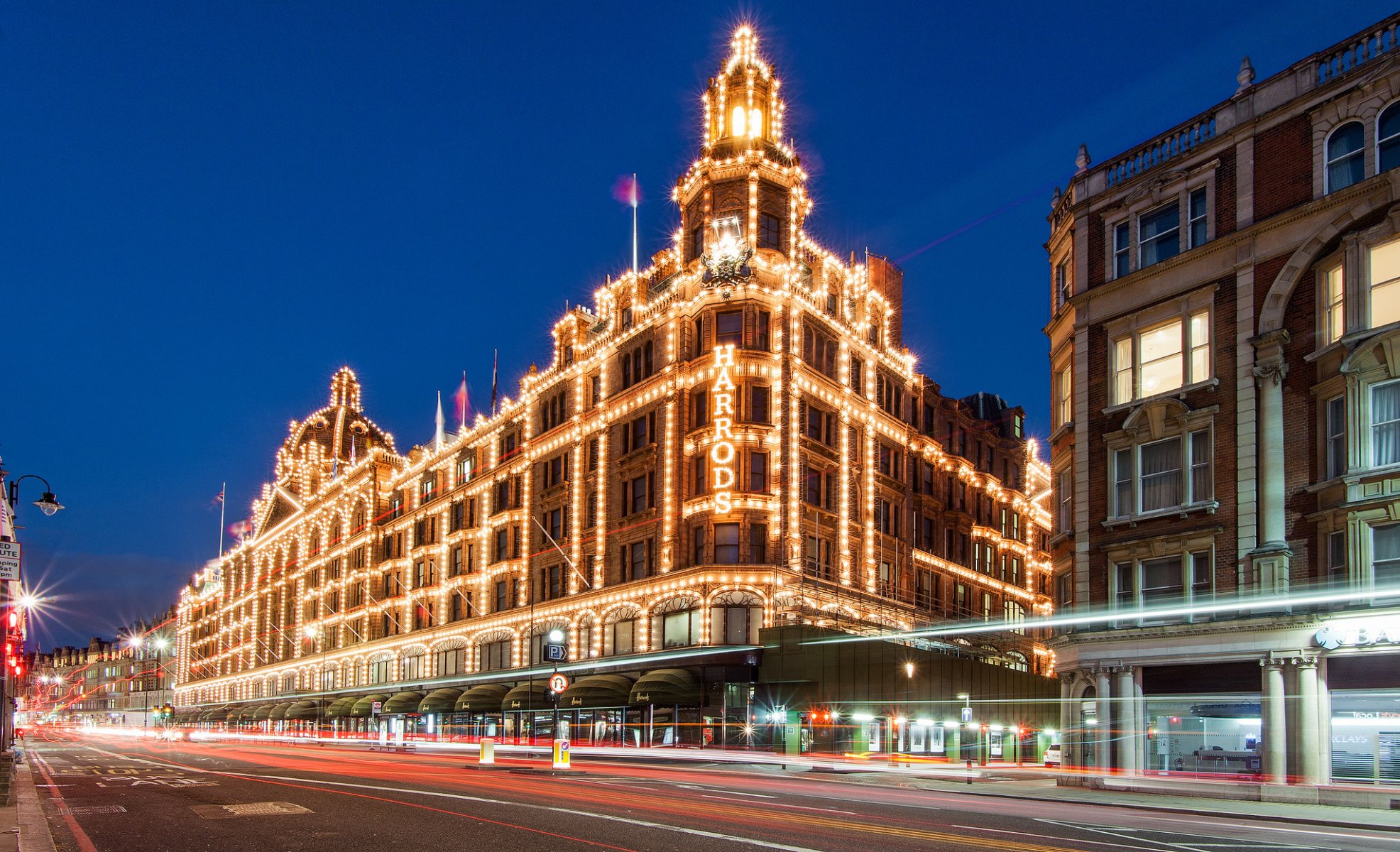 harrods londres angleterre royaume-uni bâtiment grand magasin éclairage nuit lumières route exposition