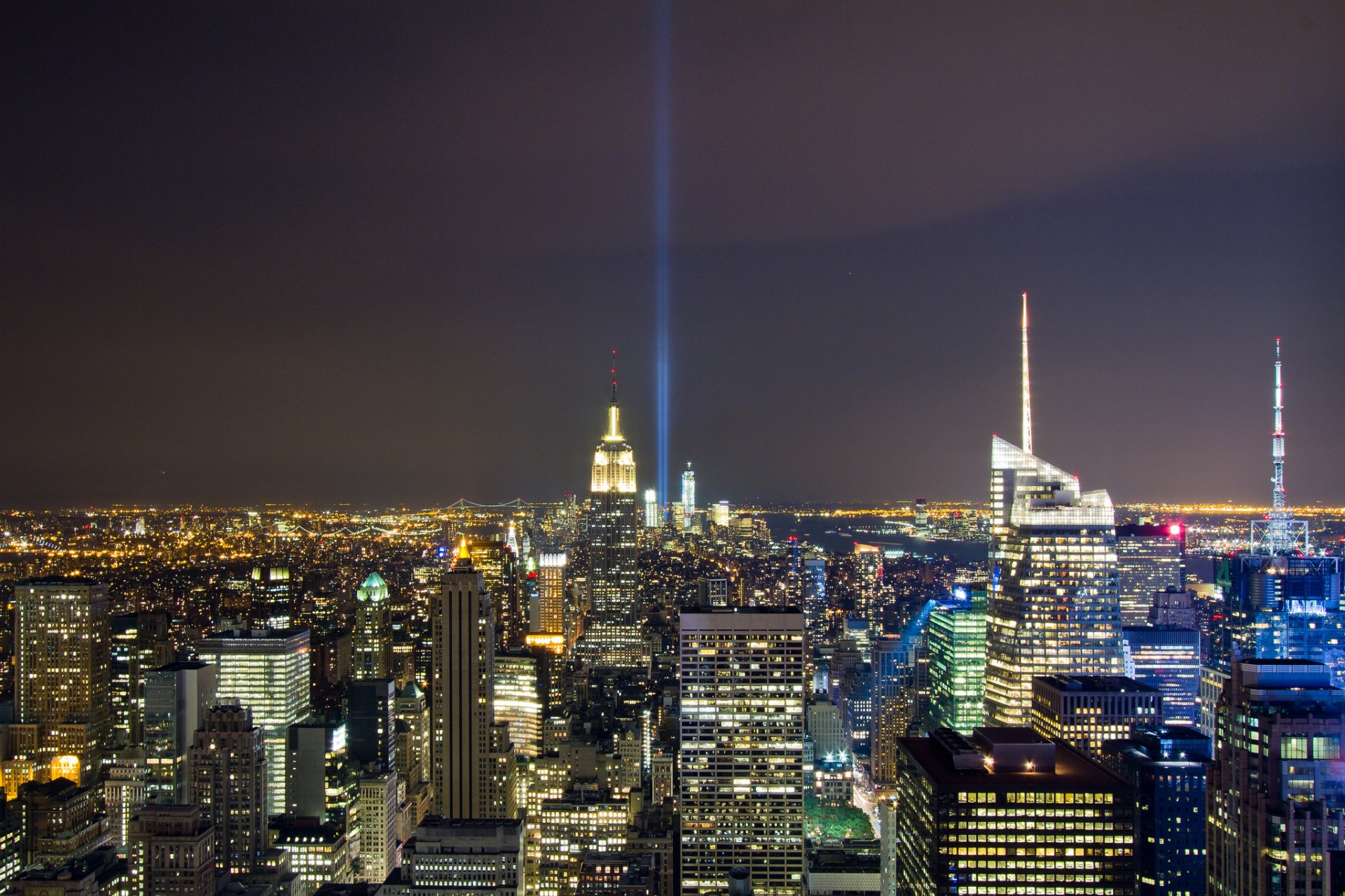 new york nuit mémoire 11.09 états-unis 11 septembre attaque terroriste tragédie catastrophe accident d avion tours gemini world trade center 2001 world trade cente cci wtc gratte-ciel lumières grande ville