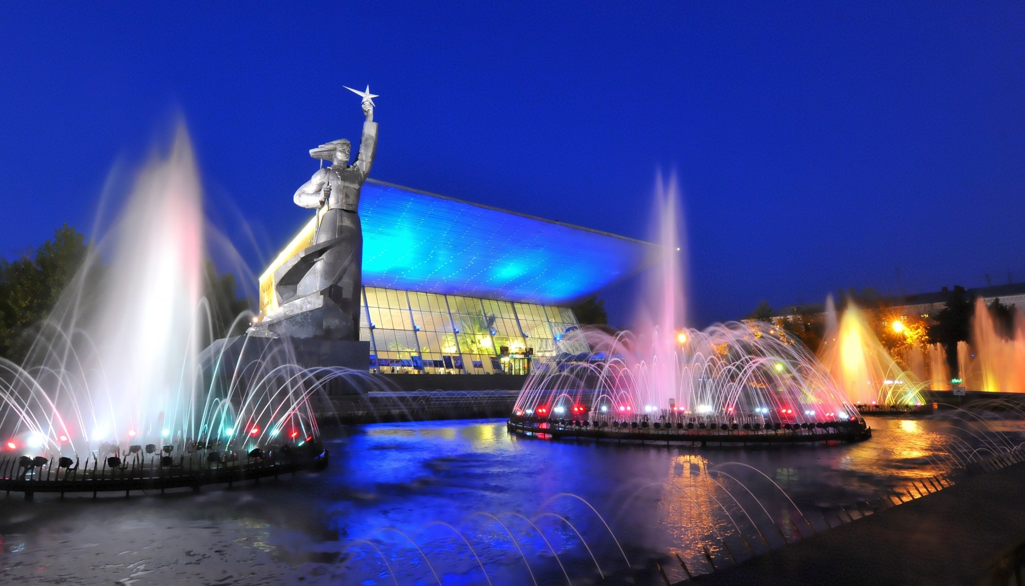 russland kuban stadt krasnodar nacht lichter brunnen kino aurora denkmal laternen kino polarlichter