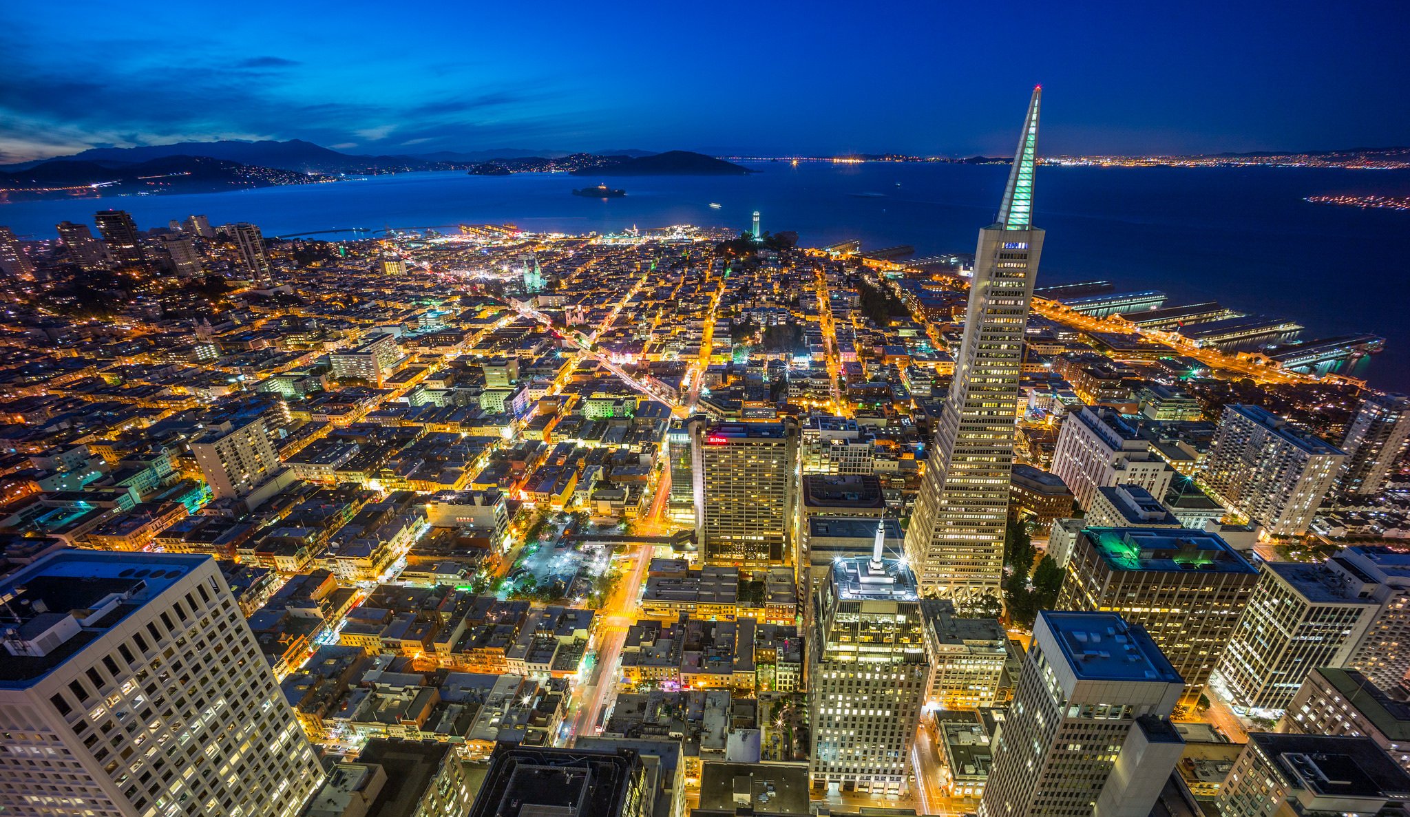 san francisco californie états-unis nuit ville lumières éclairage baie bleu ciel gratte-ciel bâtiments maisons centre d affaires