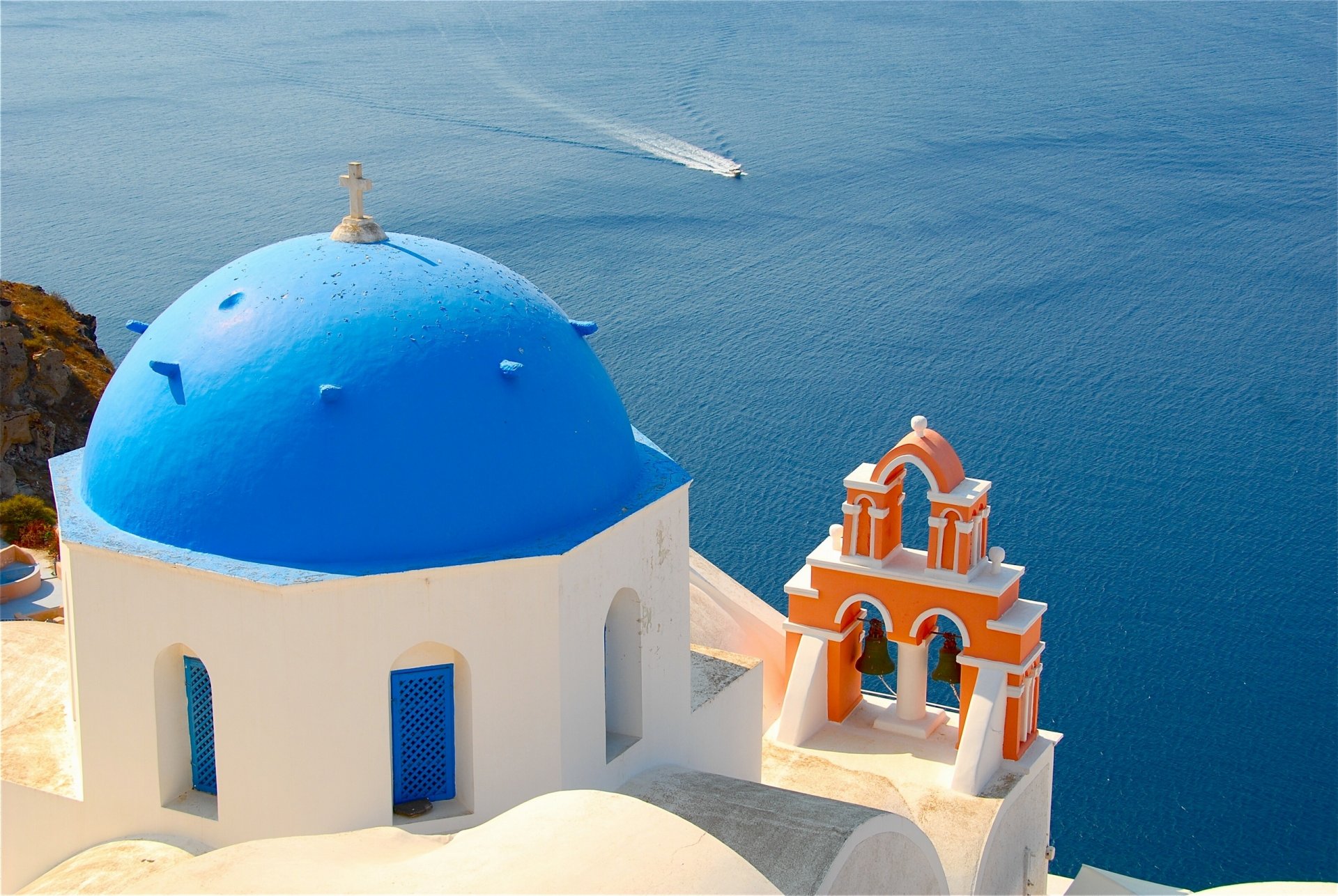 oia santorin griechenland ägäis kirche kuppel glocken wasseroberfläche