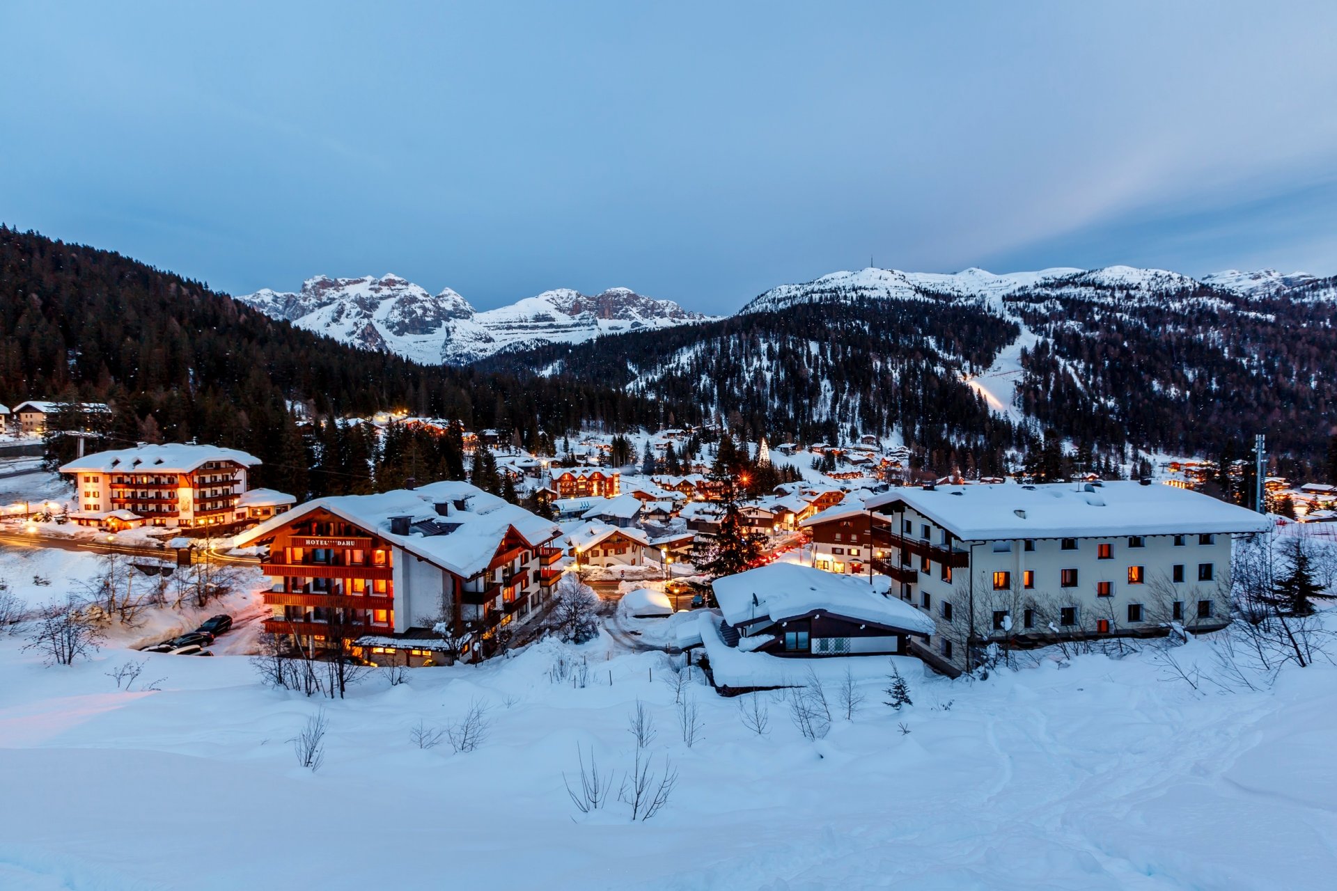 italia alpi madonna di campiglio italien alpen madonna di campiglio stadt berge abend schnee häuser gebäude