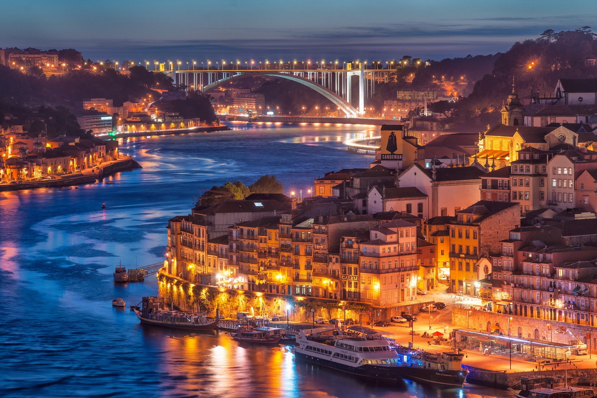 crepuscolo nel porto città fiume ponte