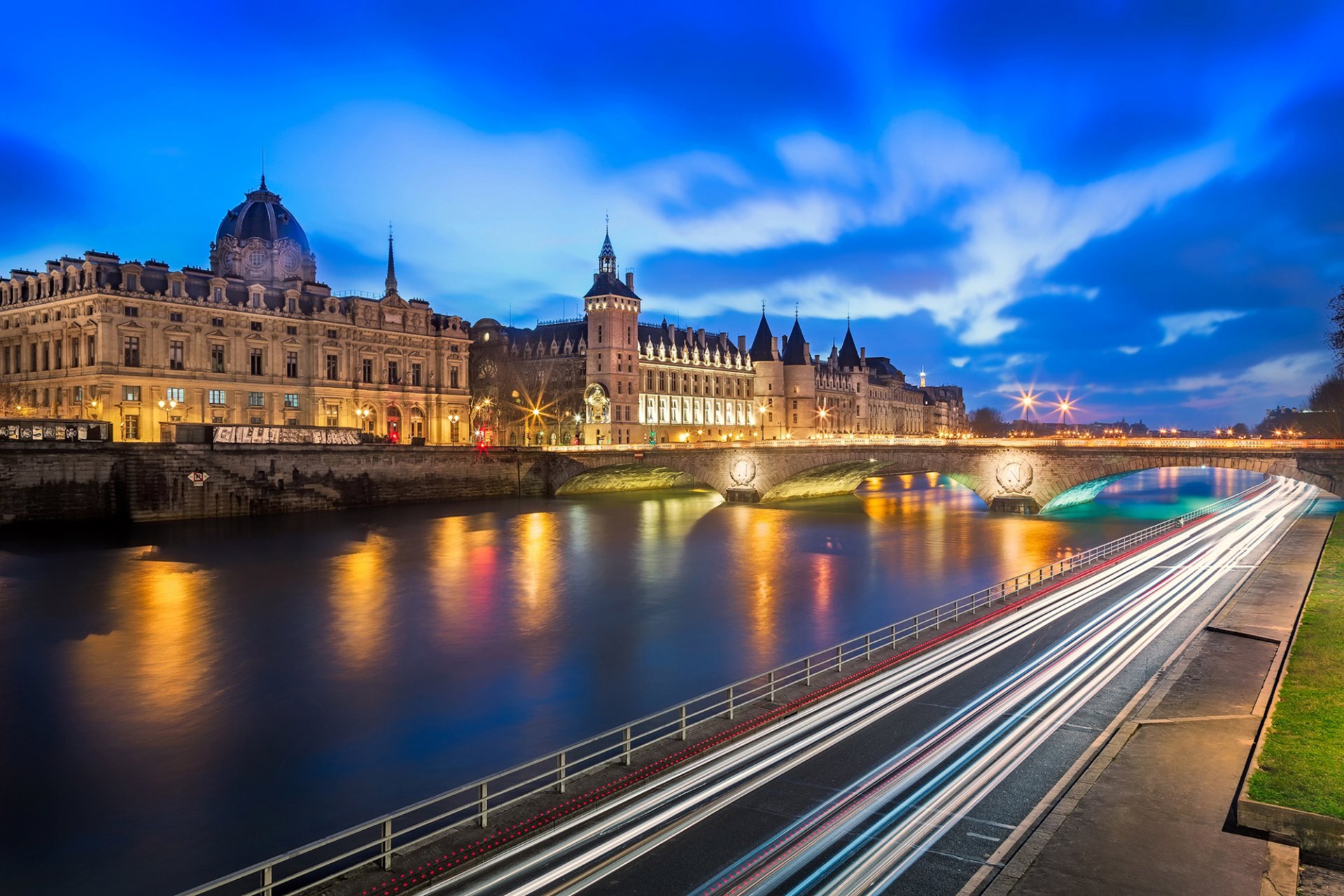 paris france la conciergerie palais de justice conciergerie castle city evening bridge river lights road exposure