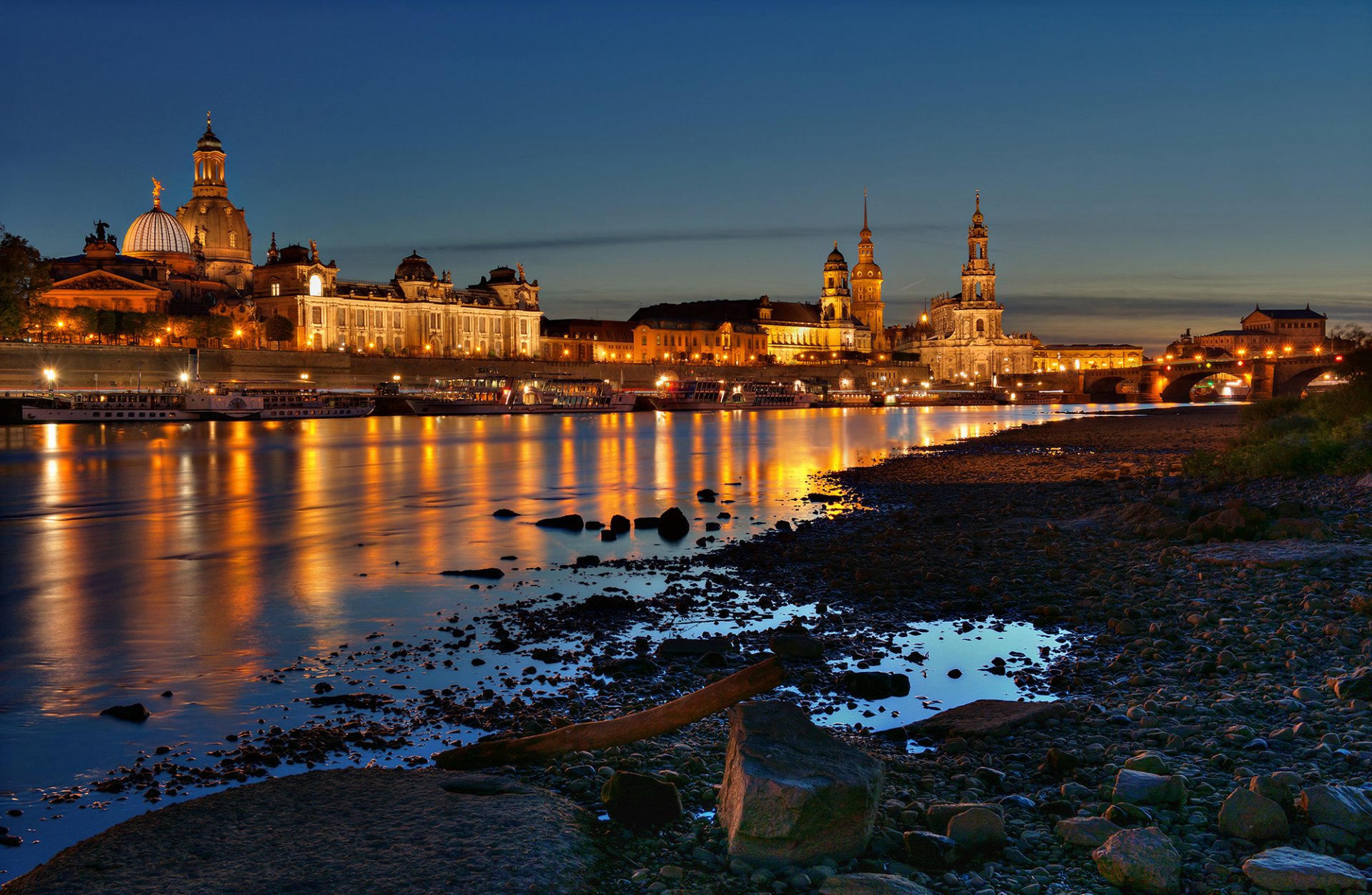 dresden deutschland stadt häuser gebäude fluss elbe nacht ufer steine lichter brücke boote