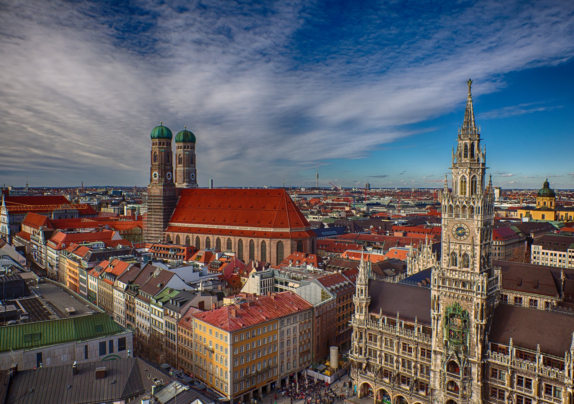 monachium bawaria niemcy ratusz w monachium marienplatz frauenkirche nowy ratusz plac marienplatz frauenkirche katedra budynki panorama