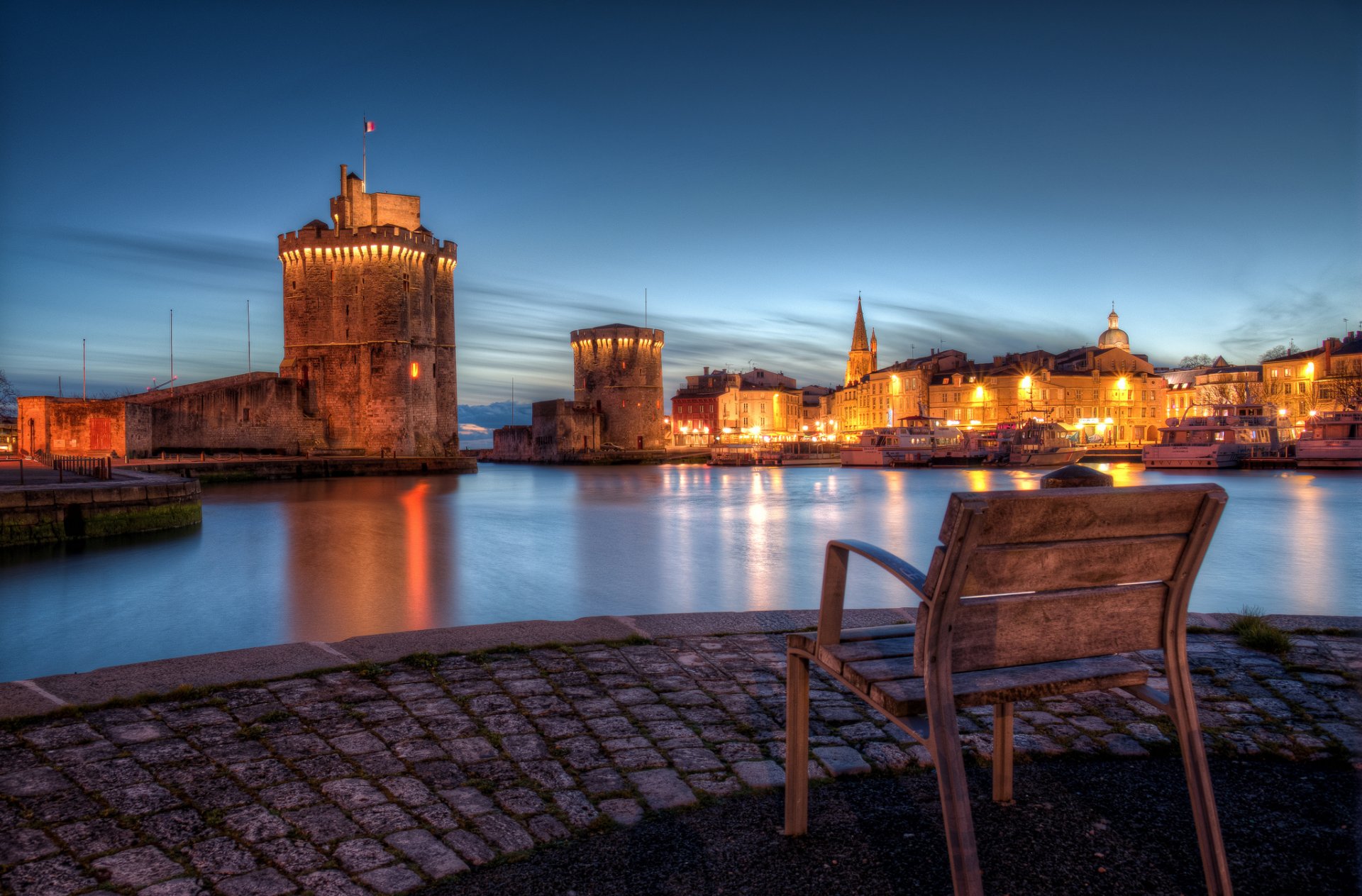 la rochelle le vieux-port francia ciudad bahía costa noche luces silla adoquines